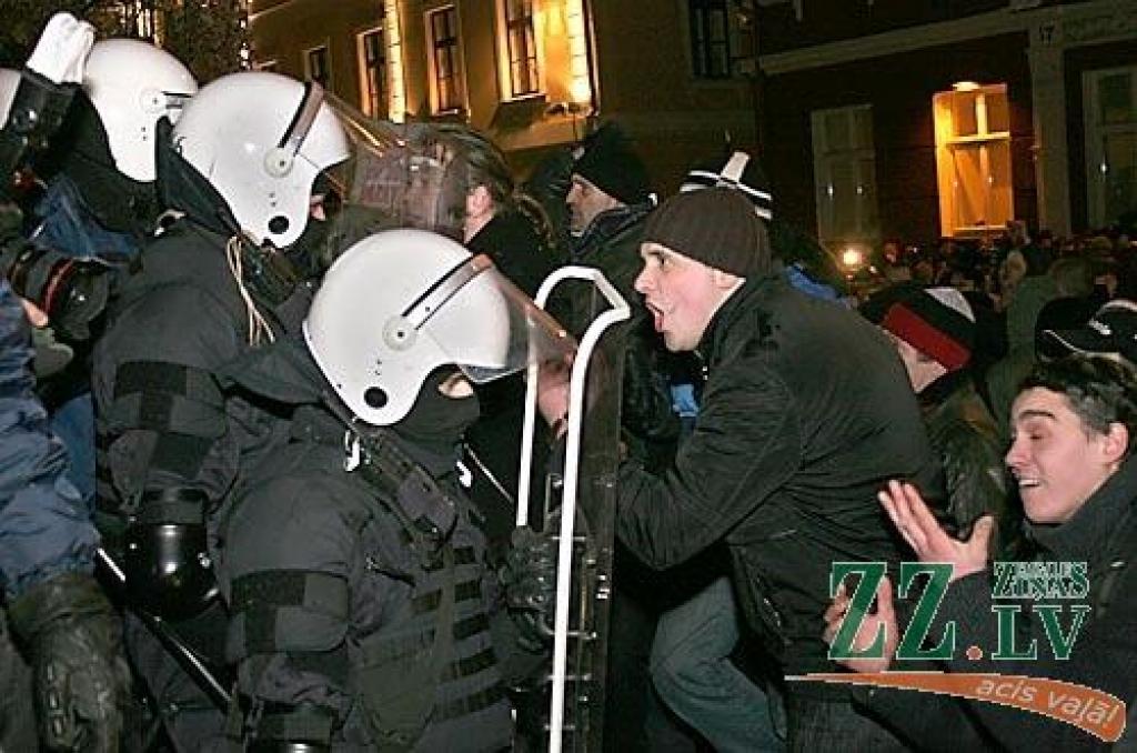 Otrdienas vakarā Vecrīgā, Doma laukumā notikušajā protesta akcijā vairāk nekā 10 000 iedzīvotāju ar ovācijām un svilpieniem atbalstīja Valsts prezidentam Valdim Zatleram izteikto aicinājumu atlaist Saeimu. Pēc pasākuma diemžēl notika...
