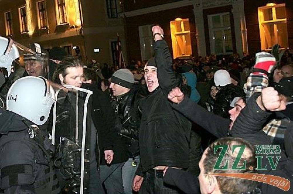 Otrdienas vakarā Vecrīgā, Doma laukumā notikušajā protesta akcijā vairāk nekā 10 000 iedzīvotāju ar ovācijām un svilpieniem atbalstīja Valsts prezidentam Valdim Zatleram izteikto aicinājumu atlaist Saeimu. Pēc pasākuma diemžēl notika...