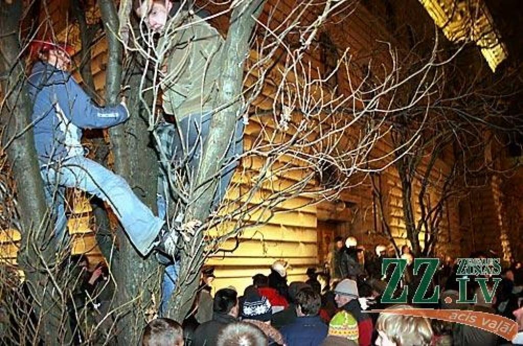 Otrdienas vakarā Vecrīgā, Doma laukumā notikušajā protesta akcijā vairāk nekā 10 000 iedzīvotāju ar ovācijām un svilpieniem atbalstīja Valsts prezidentam Valdim Zatleram izteikto aicinājumu atlaist Saeimu. Pēc pasākuma diemžēl notika...