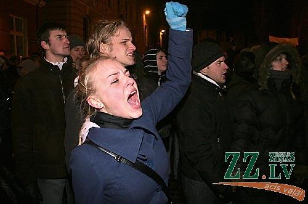 Otrdienas vakarā Vecrīgā, Doma laukumā notikušajā protesta akcijā vairāk nekā 10 000 iedzīvotāju ar ovācijām un svilpieniem atbalstīja Valsts prezidentam Valdim Zatleram izteikto aicinājumu atlaist Saeimu. Pēc pasākuma diemžēl notika...
