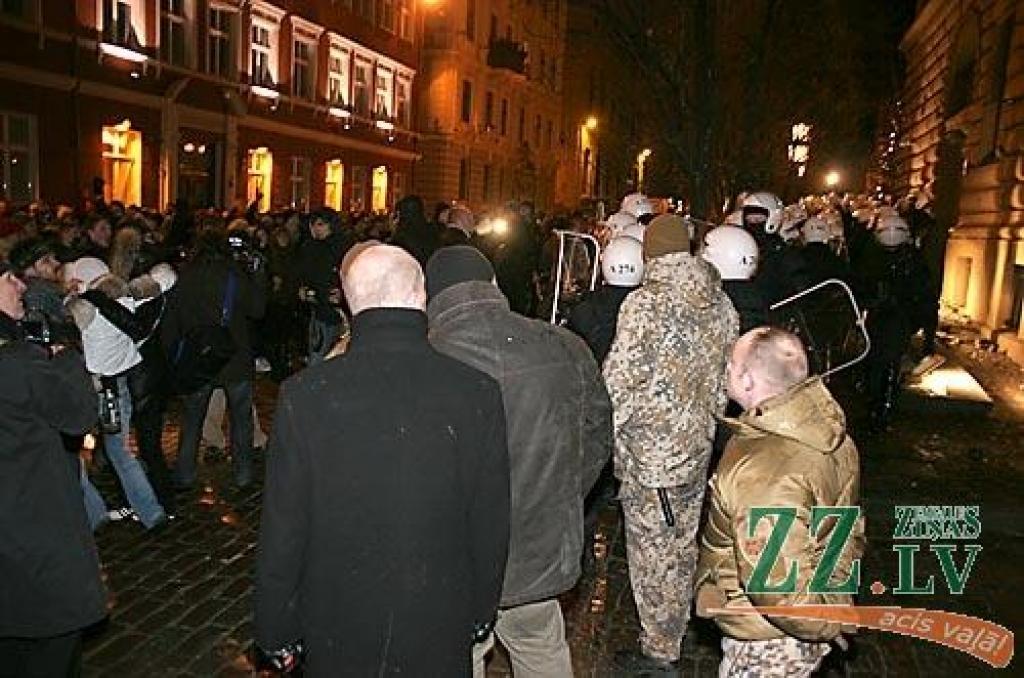 Otrdienas vakarā Vecrīgā, Doma laukumā notikušajā protesta akcijā vairāk nekā 10 000 iedzīvotāju ar ovācijām un svilpieniem atbalstīja Valsts prezidentam Valdim Zatleram izteikto aicinājumu atlaist Saeimu. Pēc pasākuma diemžēl notika...