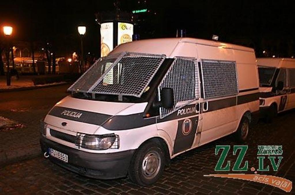 Otrdienas vakarā Vecrīgā, Doma laukumā notikušajā protesta akcijā vairāk nekā 10 000 iedzīvotāju ar ovācijām un svilpieniem atbalstīja Valsts prezidentam Valdim Zatleram izteikto aicinājumu atlaist Saeimu. Pēc pasākuma diemžēl notika...