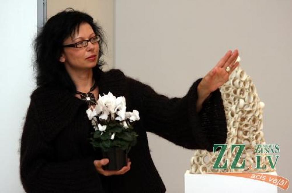 Ģ.Eliasa Jelgavas Vēstures un mākslas muzejā apskatāma jelgavnieces Ilzes Emses – Grīnbergas izstāde «Porcelāns un...». Māksliniece savos darbos stāsta par trauslumu, ko rada cilvēks un ko rūda uguns. Viņas darbi ir kā dialogs starp dabu...