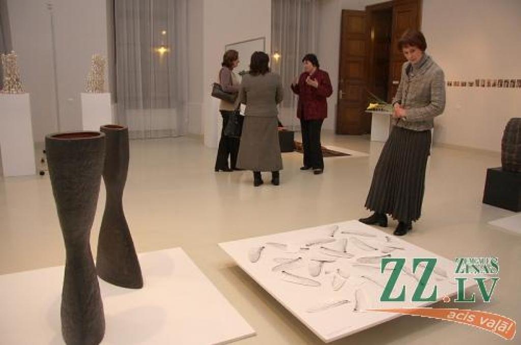 Ģ.Eliasa Jelgavas Vēstures un mākslas muzejā apskatāma jelgavnieces Ilzes Emses – Grīnbergas izstāde «Porcelāns un...». Māksliniece savos darbos stāsta par trauslumu, ko rada cilvēks un ko rūda uguns. Viņas darbi ir kā dialogs starp dabu...