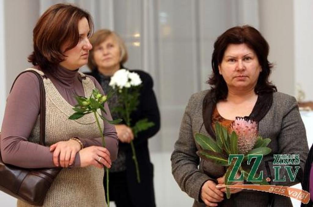 Ģ.Eliasa Jelgavas Vēstures un mākslas muzejā apskatāma jelgavnieces Ilzes Emses – Grīnbergas izstāde «Porcelāns un...». Māksliniece savos darbos stāsta par trauslumu, ko rada cilvēks un ko rūda uguns. Viņas darbi ir kā dialogs starp dabu...