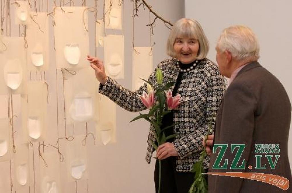 Ģ.Eliasa Jelgavas Vēstures un mākslas muzejā apskatāma jelgavnieces Ilzes Emses – Grīnbergas izstāde «Porcelāns un...». Māksliniece savos darbos stāsta par trauslumu, ko rada cilvēks un ko rūda uguns. Viņas darbi ir kā dialogs starp dabu...