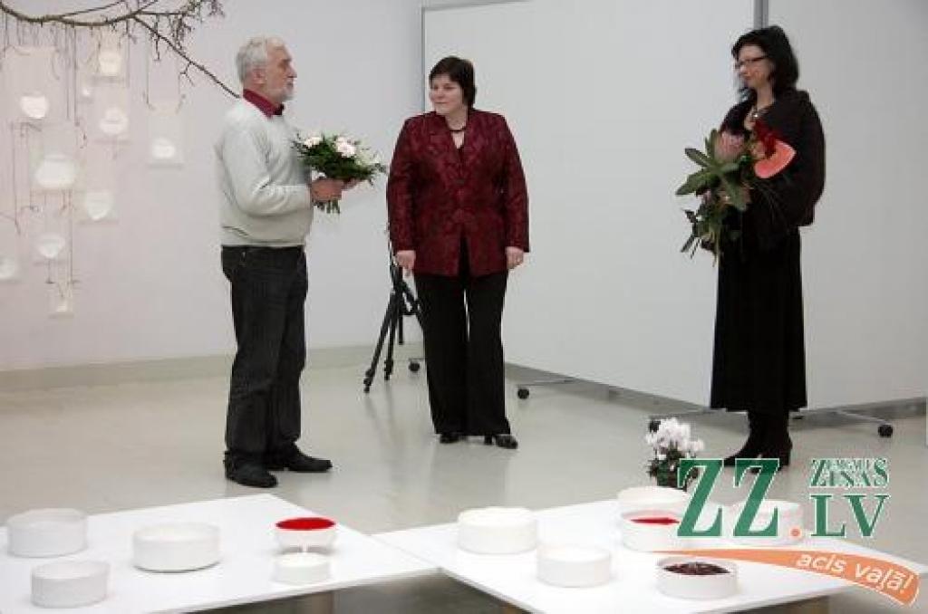 Ģ.Eliasa Jelgavas Vēstures un mākslas muzejā apskatāma jelgavnieces Ilzes Emses – Grīnbergas izstāde «Porcelāns un...». Māksliniece savos darbos stāsta par trauslumu, ko rada cilvēks un ko rūda uguns. Viņas darbi ir kā dialogs starp dabu...