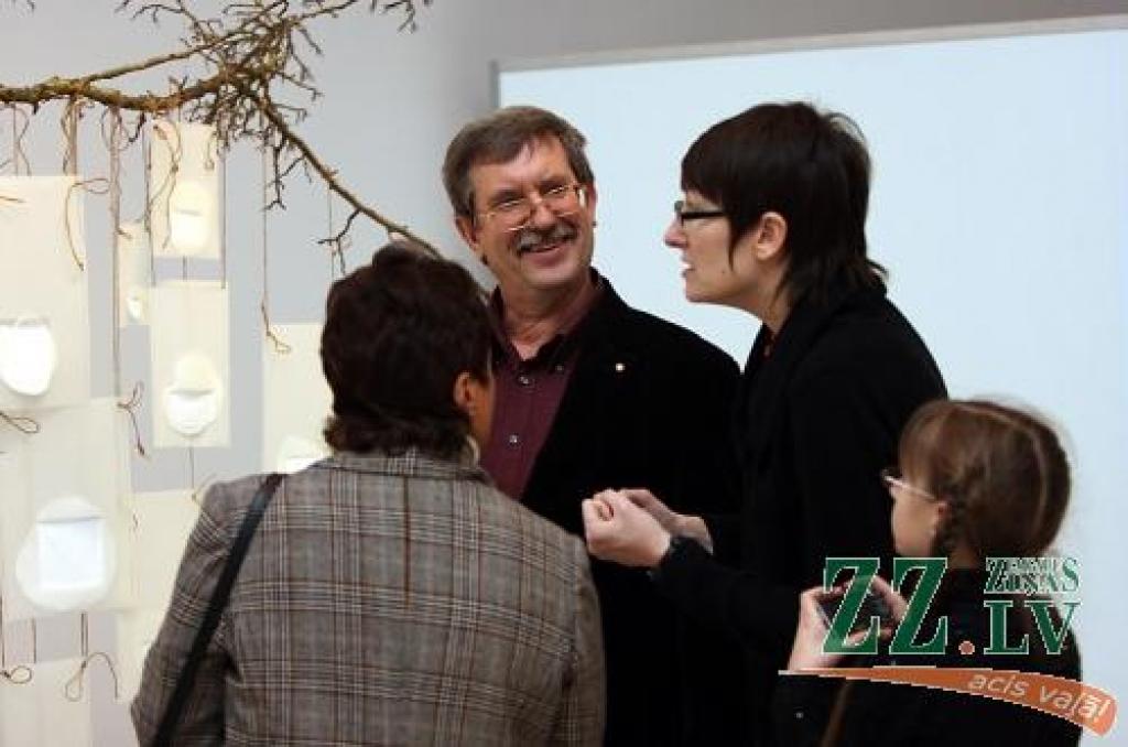 Ģ.Eliasa Jelgavas Vēstures un mākslas muzejā apskatāma jelgavnieces Ilzes Emses – Grīnbergas izstāde «Porcelāns un...». Māksliniece savos darbos stāsta par trauslumu, ko rada cilvēks un ko rūda uguns. Viņas darbi ir kā dialogs starp dabu...