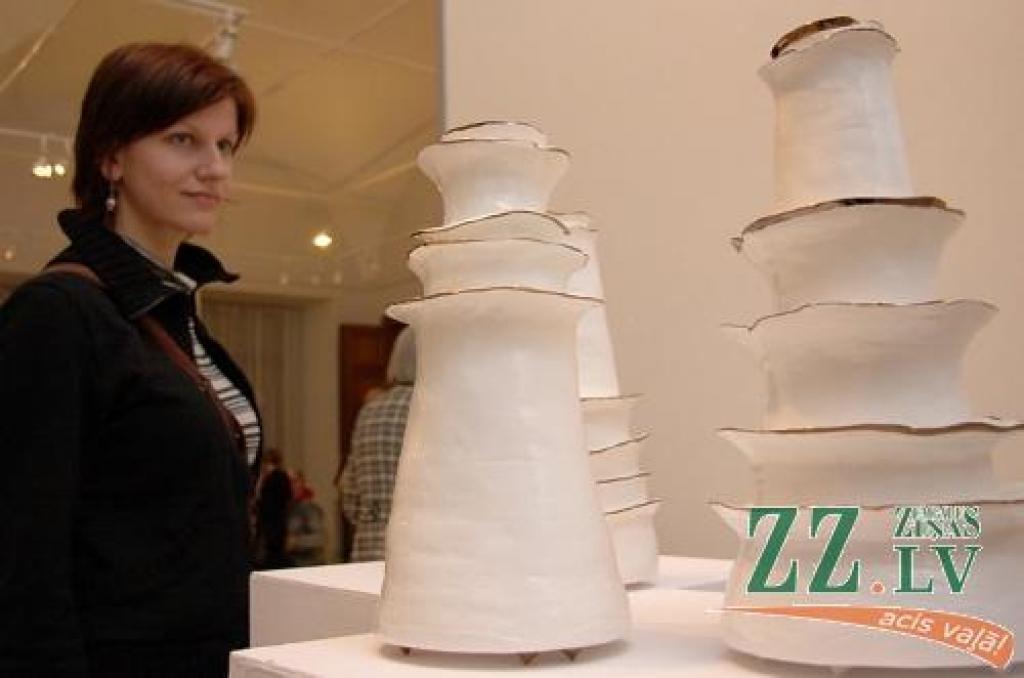 Ģ.Eliasa Jelgavas Vēstures un mākslas muzejā apskatāma jelgavnieces Ilzes Emses – Grīnbergas izstāde «Porcelāns un...». Māksliniece savos darbos stāsta par trauslumu, ko rada cilvēks un ko rūda uguns. Viņas darbi ir kā dialogs starp dabu...