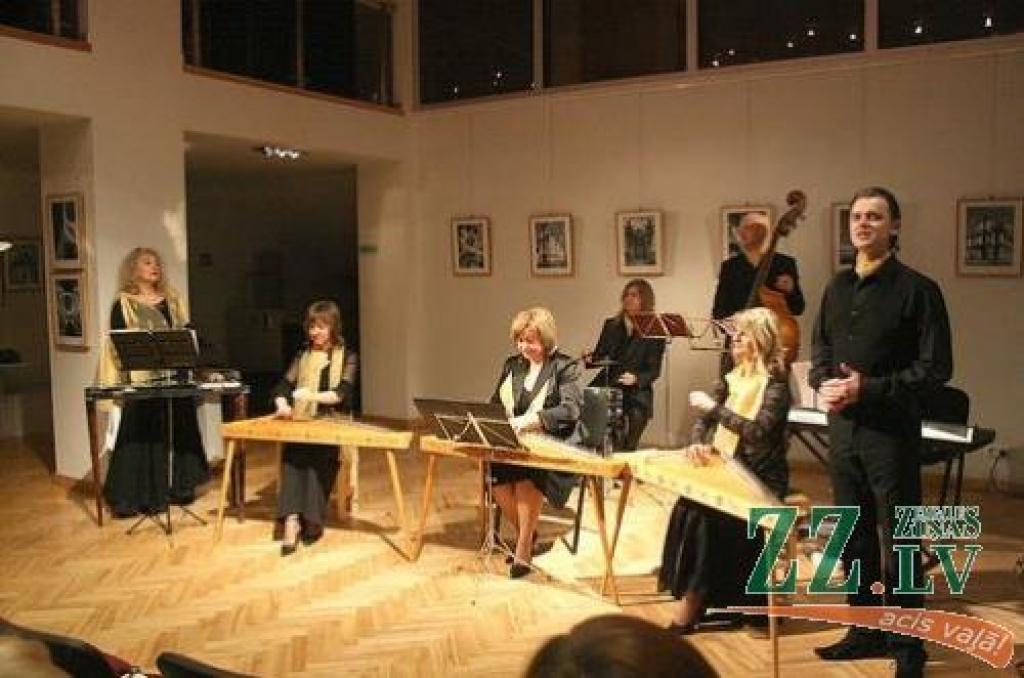 Piektdien Jelgavas kultūras namā izskanēja Jelgavas Mūzikas vidusskolas kokles spēles un dziedāšanas skolotājas Birutas Derumas jubilejas koncerts, kurā uzstājās aģentūras «Kultūra» vokāli instrumentālais ansamblis «Rūta», koklētājas Inese...