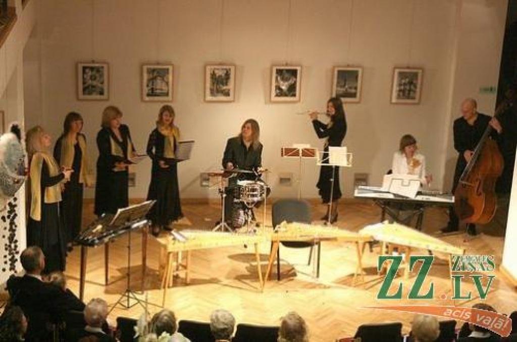 Piektdien Jelgavas kultūras namā izskanēja Jelgavas Mūzikas vidusskolas kokles spēles un dziedāšanas skolotājas Birutas Derumas jubilejas koncerts, kurā uzstājās aģentūras «Kultūra» vokāli instrumentālais ansamblis «Rūta», koklētājas Inese...