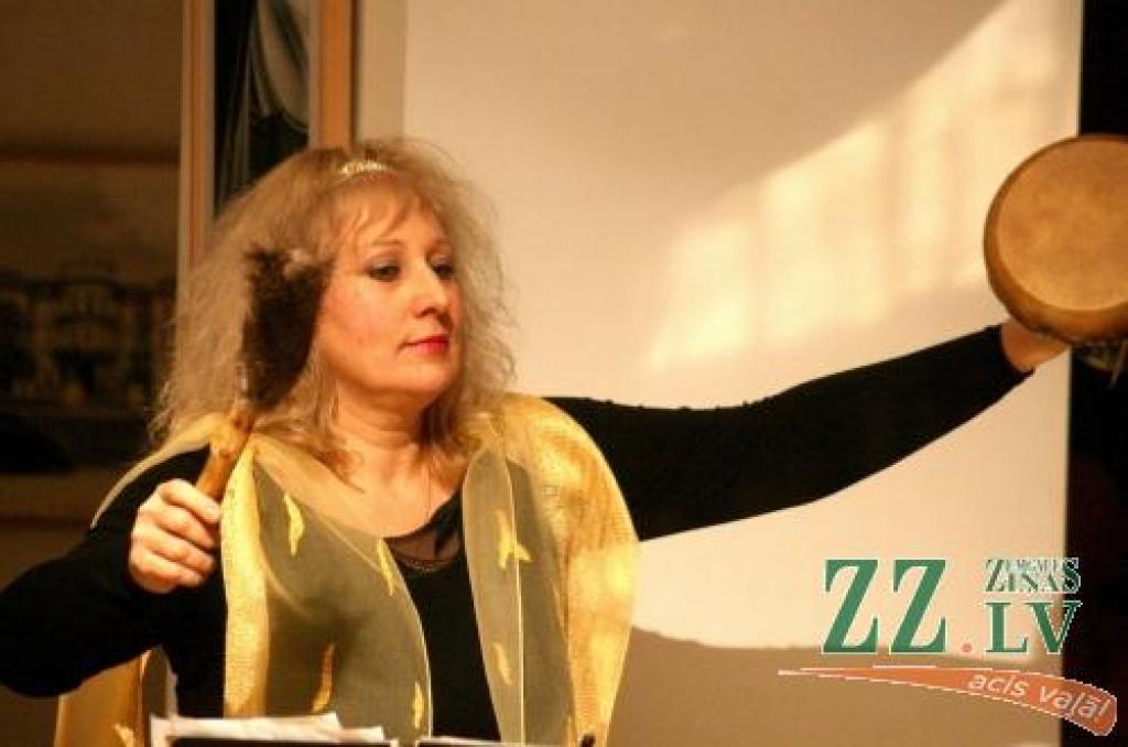 Piektdien Jelgavas kultūras namā izskanēja Jelgavas Mūzikas vidusskolas kokles spēles un dziedāšanas skolotājas Birutas Derumas jubilejas koncerts, kurā uzstājās aģentūras «Kultūra» vokāli instrumentālais ansamblis «Rūta», koklētājas Inese...