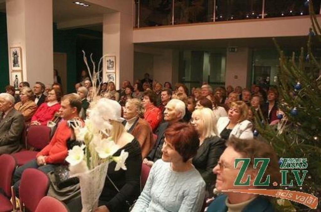 Piektdien Jelgavas kultūras namā izskanēja Jelgavas Mūzikas vidusskolas kokles spēles un dziedāšanas skolotājas Birutas Derumas jubilejas koncerts, kurā uzstājās aģentūras «Kultūra» vokāli instrumentālais ansamblis «Rūta», koklētājas Inese...