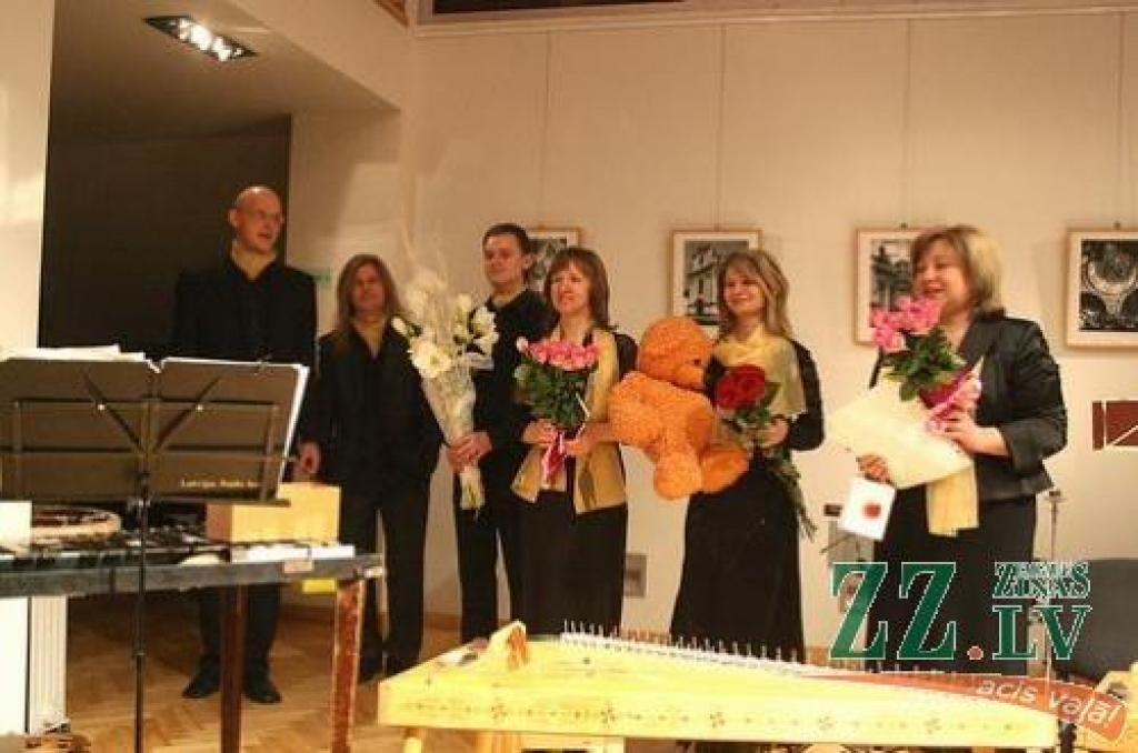 Piektdien Jelgavas kultūras namā izskanēja Jelgavas Mūzikas vidusskolas kokles spēles un dziedāšanas skolotājas Birutas Derumas jubilejas koncerts, kurā uzstājās aģentūras «Kultūra» vokāli instrumentālais ansamblis «Rūta», koklētājas Inese...