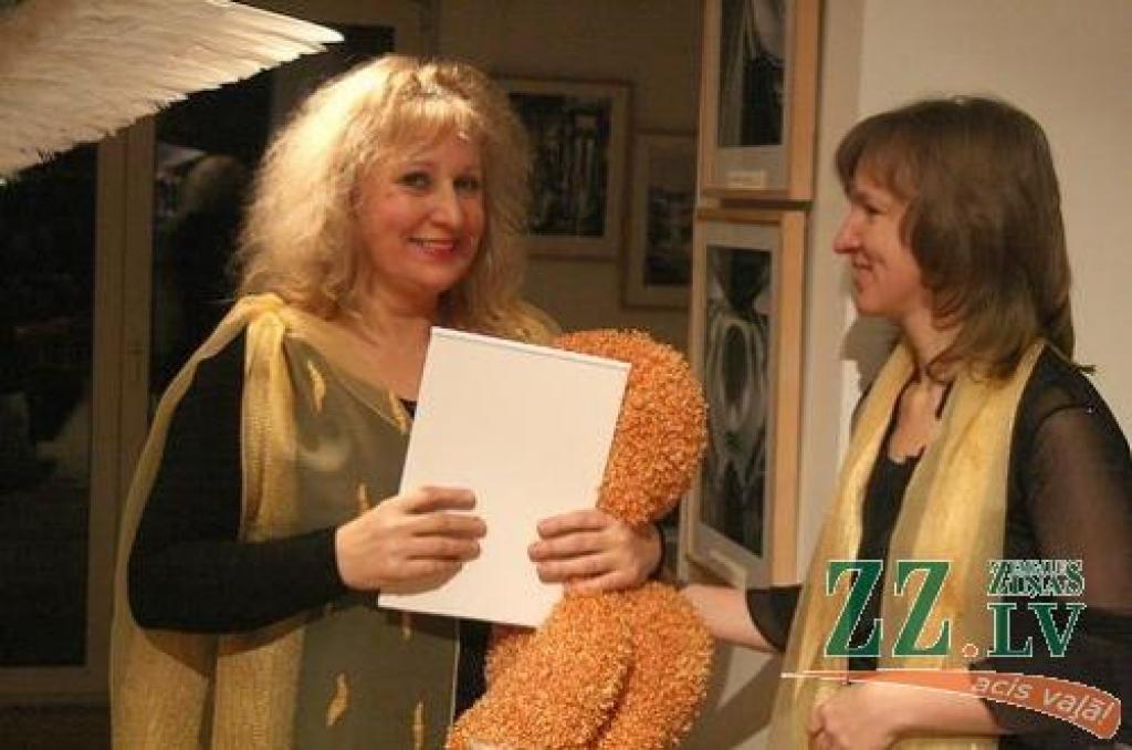 Piektdien Jelgavas kultūras namā izskanēja Jelgavas Mūzikas vidusskolas kokles spēles un dziedāšanas skolotājas Birutas Derumas jubilejas koncerts, kurā uzstājās aģentūras «Kultūra» vokāli instrumentālais ansamblis «Rūta», koklētājas Inese...