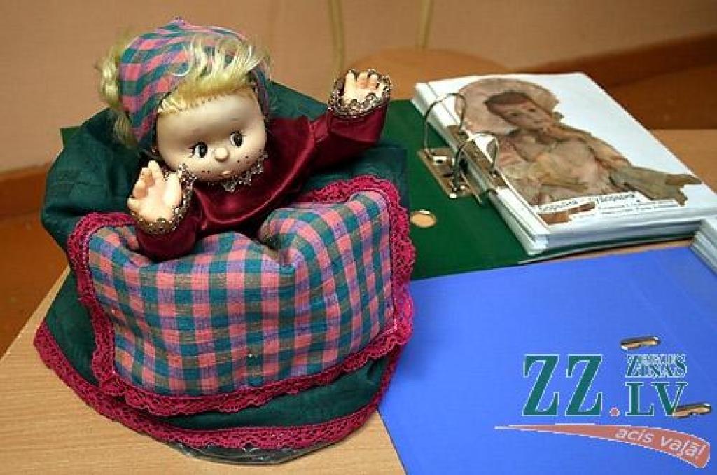 Ar dziesmām, dejām, pašgatavotu darbu aplūkošanu, svētku pankūku un gardumu nobaudīšanu piektdien Jelgavas 2.pamatskolā aizvadīta Masļenica – ziemas pavadīšana pēc krievu tradīcijām. Pasākuma noslēgumā tika sadedzināta ziemu simbolizējošā...