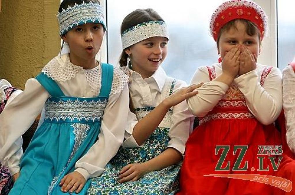Ar dziesmām, dejām, pašgatavotu darbu aplūkošanu, svētku pankūku un gardumu nobaudīšanu piektdien Jelgavas 2.pamatskolā aizvadīta Masļenica – ziemas pavadīšana pēc krievu tradīcijām. Pasākuma noslēgumā tika sadedzināta ziemu simbolizējošā...