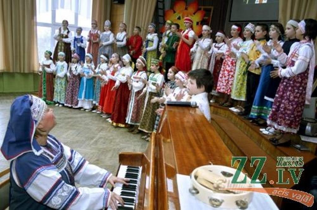 Ar dziesmām, dejām, pašgatavotu darbu aplūkošanu, svētku pankūku un gardumu nobaudīšanu piektdien Jelgavas 2.pamatskolā aizvadīta Masļenica – ziemas pavadīšana pēc krievu tradīcijām. Pasākuma noslēgumā tika sadedzināta ziemu simbolizējošā...