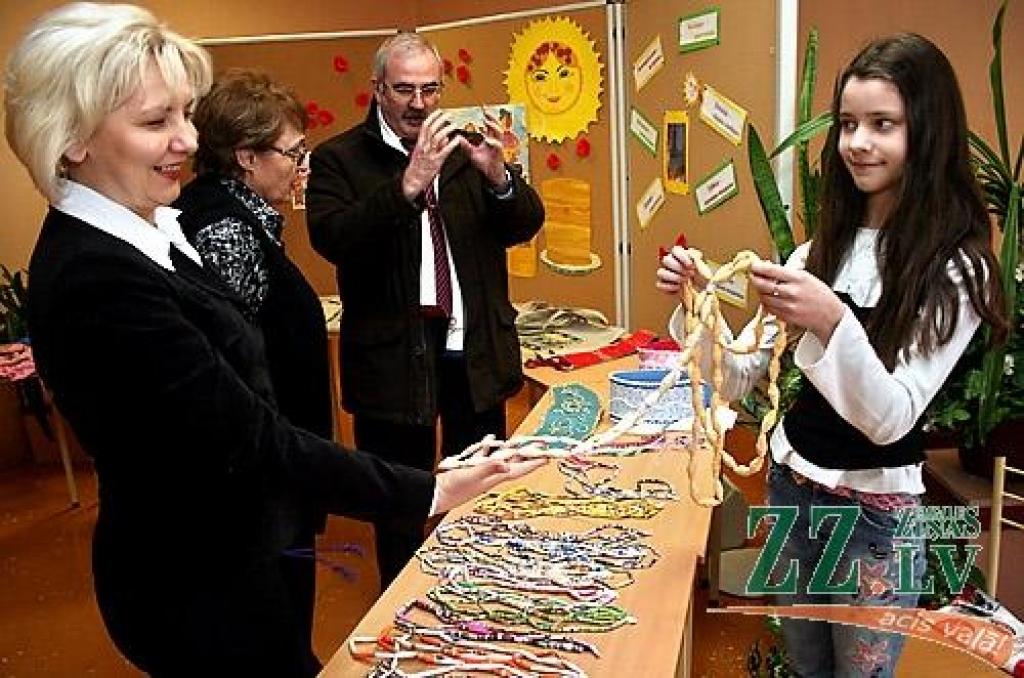 Ar dziesmām, dejām, pašgatavotu darbu aplūkošanu, svētku pankūku un gardumu nobaudīšanu piektdien Jelgavas 2.pamatskolā aizvadīta Masļenica – ziemas pavadīšana pēc krievu tradīcijām. Pasākuma noslēgumā tika sadedzināta ziemu simbolizējošā...