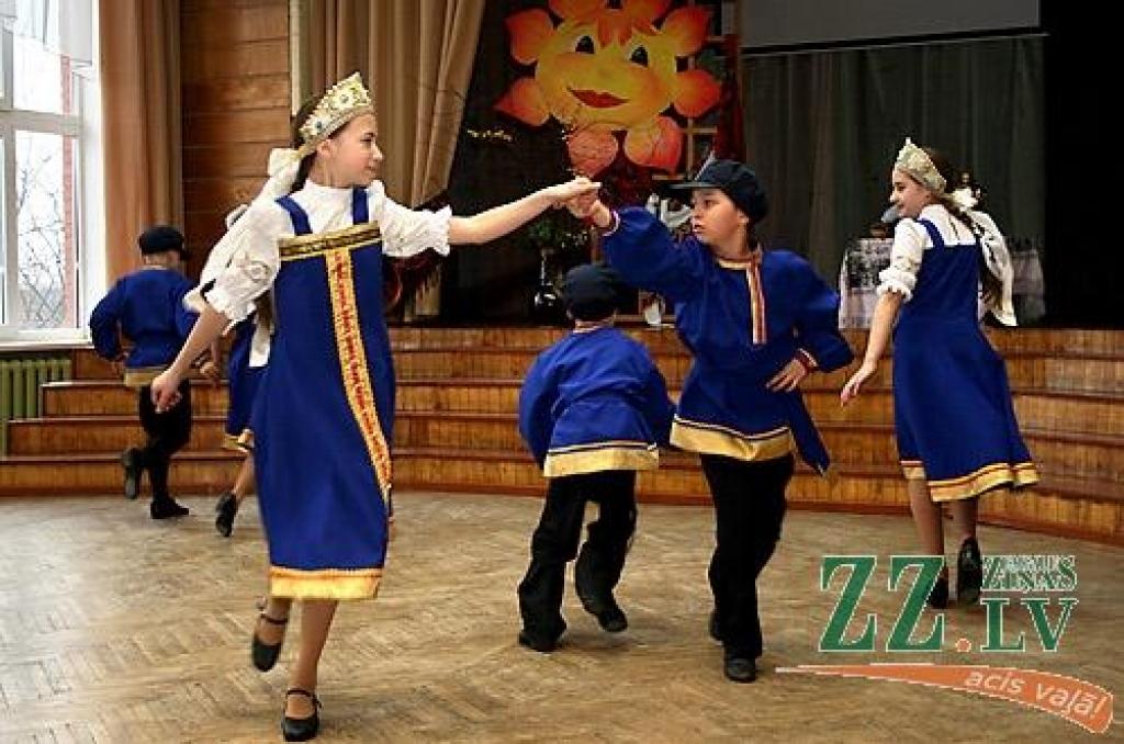 Ar dziesmām, dejām, pašgatavotu darbu aplūkošanu, svētku pankūku un gardumu nobaudīšanu piektdien Jelgavas 2.pamatskolā aizvadīta Masļenica – ziemas pavadīšana pēc krievu tradīcijām. Pasākuma noslēgumā tika sadedzināta ziemu simbolizējošā...