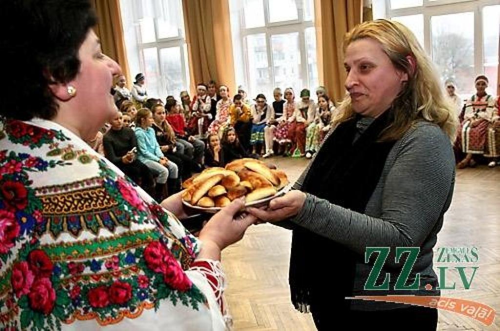 Ar dziesmām, dejām, pašgatavotu darbu aplūkošanu, svētku pankūku un gardumu nobaudīšanu piektdien Jelgavas 2.pamatskolā aizvadīta Masļenica – ziemas pavadīšana pēc krievu tradīcijām. Pasākuma noslēgumā tika sadedzināta ziemu simbolizējošā...