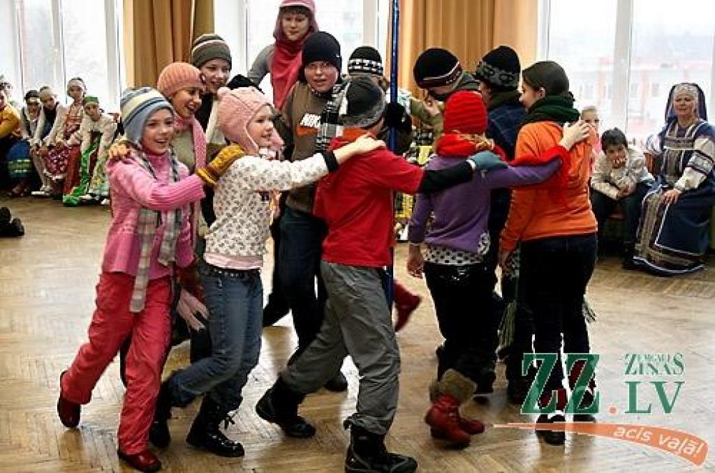 Ar dziesmām, dejām, pašgatavotu darbu aplūkošanu, svētku pankūku un gardumu nobaudīšanu piektdien Jelgavas 2.pamatskolā aizvadīta Masļenica – ziemas pavadīšana pēc krievu tradīcijām. Pasākuma noslēgumā tika sadedzināta ziemu simbolizējošā...