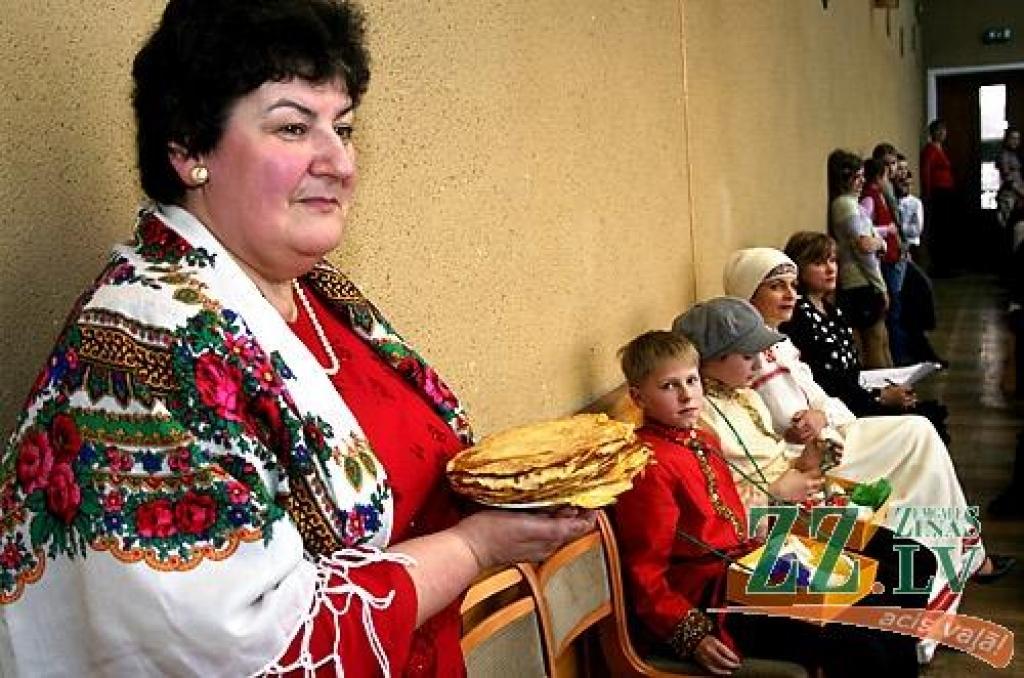 Ar dziesmām, dejām, pašgatavotu darbu aplūkošanu, svētku pankūku un gardumu nobaudīšanu piektdien Jelgavas 2.pamatskolā aizvadīta Masļenica – ziemas pavadīšana pēc krievu tradīcijām. Pasākuma noslēgumā tika sadedzināta ziemu simbolizējošā...