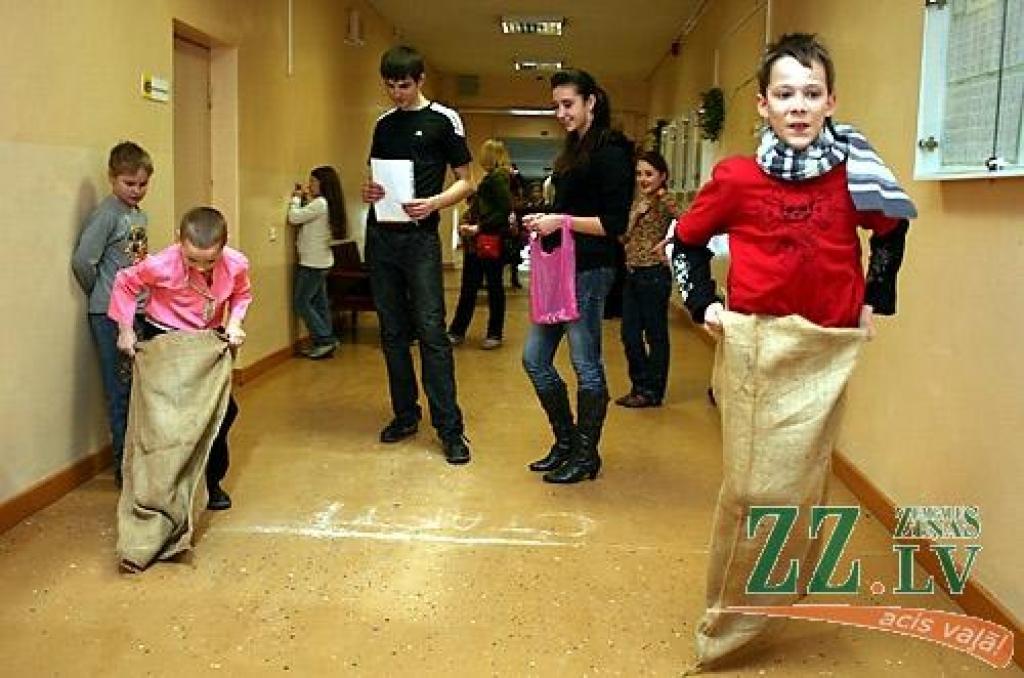 Ar dziesmām, dejām, pašgatavotu darbu aplūkošanu, svētku pankūku un gardumu nobaudīšanu piektdien Jelgavas 2.pamatskolā aizvadīta Masļenica – ziemas pavadīšana pēc krievu tradīcijām. Pasākuma noslēgumā tika sadedzināta ziemu simbolizējošā...