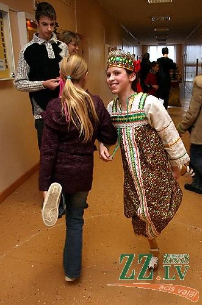 Ar dziesmām, dejām, pašgatavotu darbu aplūkošanu, svētku pankūku un gardumu nobaudīšanu piektdien Jelgavas 2.pamatskolā aizvadīta Masļenica – ziemas pavadīšana pēc krievu tradīcijām. Pasākuma noslēgumā tika sadedzināta ziemu simbolizējošā...