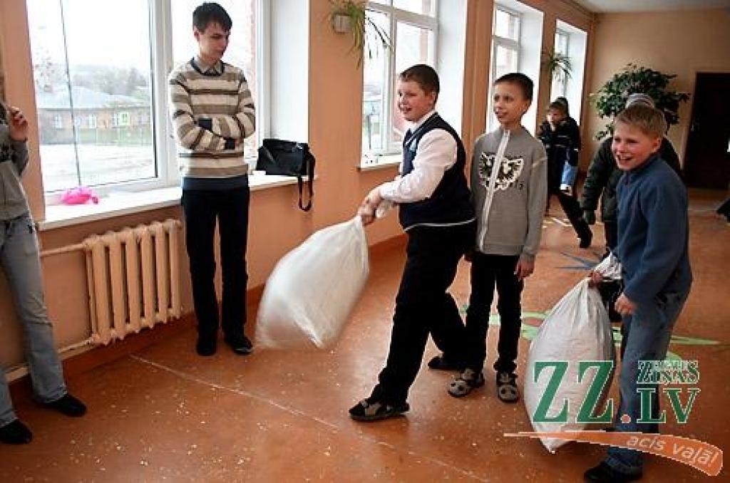 Ar dziesmām, dejām, pašgatavotu darbu aplūkošanu, svētku pankūku un gardumu nobaudīšanu piektdien Jelgavas 2.pamatskolā aizvadīta Masļenica – ziemas pavadīšana pēc krievu tradīcijām. Pasākuma noslēgumā tika sadedzināta ziemu simbolizējošā...