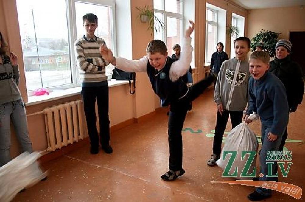Ar dziesmām, dejām, pašgatavotu darbu aplūkošanu, svētku pankūku un gardumu nobaudīšanu piektdien Jelgavas 2.pamatskolā aizvadīta Masļenica – ziemas pavadīšana pēc krievu tradīcijām. Pasākuma noslēgumā tika sadedzināta ziemu simbolizējošā...