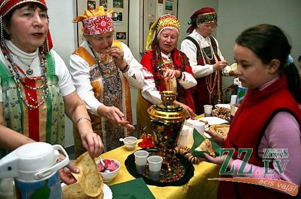 Ar dziesmām, dejām, pašgatavotu darbu aplūkošanu, svētku pankūku un gardumu nobaudīšanu piektdien Jelgavas 2.pamatskolā aizvadīta Masļenica – ziemas pavadīšana pēc krievu tradīcijām. Pasākuma noslēgumā tika sadedzināta ziemu simbolizējošā...