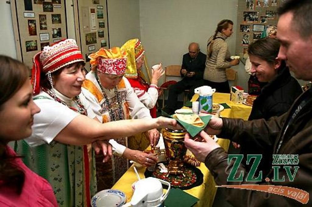 Ar dziesmām, dejām, pašgatavotu darbu aplūkošanu, svētku pankūku un gardumu nobaudīšanu piektdien Jelgavas 2.pamatskolā aizvadīta Masļenica – ziemas pavadīšana pēc krievu tradīcijām. Pasākuma noslēgumā tika sadedzināta ziemu simbolizējošā...
