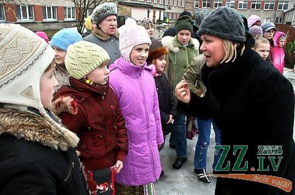 Ar dziesmām, dejām, pašgatavotu darbu aplūkošanu, svētku pankūku un gardumu nobaudīšanu piektdien Jelgavas 2.pamatskolā aizvadīta Masļenica – ziemas pavadīšana pēc krievu tradīcijām. Pasākuma noslēgumā tika sadedzināta ziemu simbolizējošā...