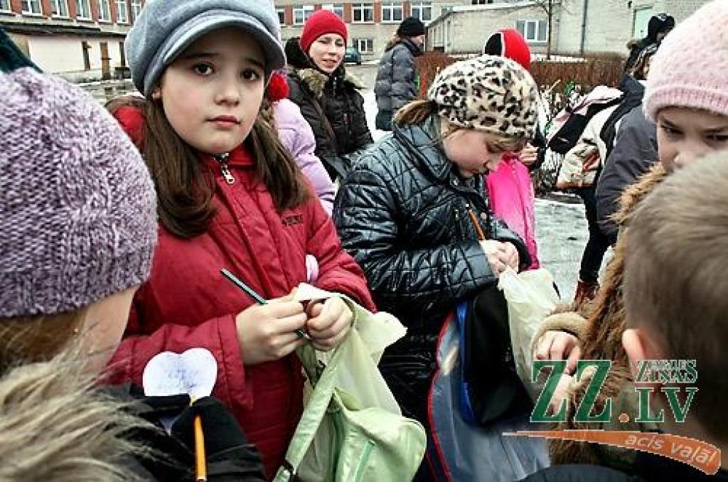 Ar dziesmām, dejām, pašgatavotu darbu aplūkošanu, svētku pankūku un gardumu nobaudīšanu piektdien Jelgavas 2.pamatskolā aizvadīta Masļenica – ziemas pavadīšana pēc krievu tradīcijām. Pasākuma noslēgumā tika sadedzināta ziemu simbolizējošā...