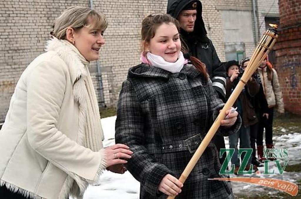 Ar dziesmām, dejām, pašgatavotu darbu aplūkošanu, svētku pankūku un gardumu nobaudīšanu piektdien Jelgavas 2.pamatskolā aizvadīta Masļenica – ziemas pavadīšana pēc krievu tradīcijām. Pasākuma noslēgumā tika sadedzināta ziemu simbolizējošā...