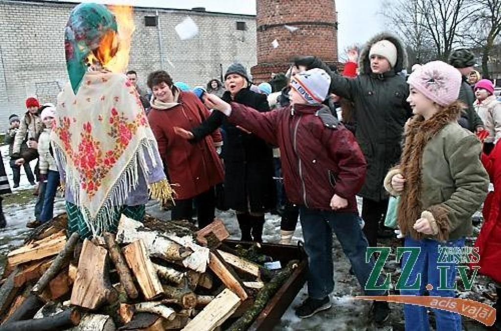 Ar dziesmām, dejām, pašgatavotu darbu aplūkošanu, svētku pankūku un gardumu nobaudīšanu piektdien Jelgavas 2.pamatskolā aizvadīta Masļenica – ziemas pavadīšana pēc krievu tradīcijām. Pasākuma noslēgumā tika sadedzināta ziemu simbolizējošā...