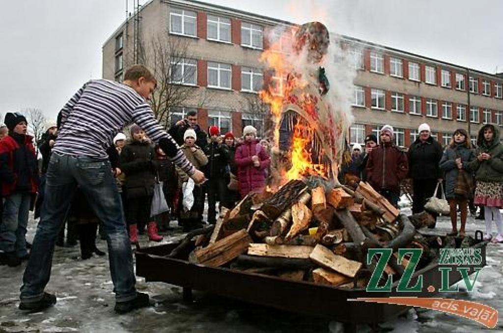 Ar dziesmām, dejām, pašgatavotu darbu aplūkošanu, svētku pankūku un gardumu nobaudīšanu piektdien Jelgavas 2.pamatskolā aizvadīta Masļenica – ziemas pavadīšana pēc krievu tradīcijām. Pasākuma noslēgumā tika sadedzināta ziemu simbolizējošā...