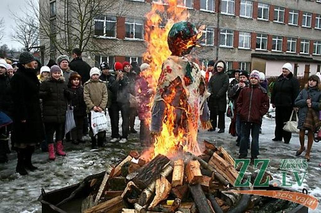 Ar dziesmām, dejām, pašgatavotu darbu aplūkošanu, svētku pankūku un gardumu nobaudīšanu piektdien Jelgavas 2.pamatskolā aizvadīta Masļenica – ziemas pavadīšana pēc krievu tradīcijām. Pasākuma noslēgumā tika sadedzināta ziemu simbolizējošā...