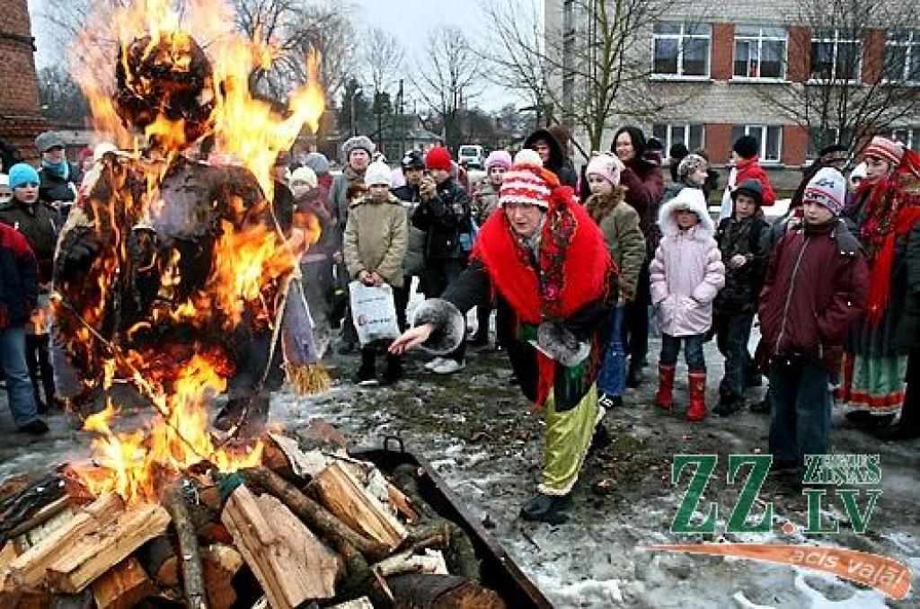 Ar dziesmām, dejām, pašgatavotu darbu aplūkošanu, svētku pankūku un gardumu nobaudīšanu piektdien Jelgavas 2.pamatskolā aizvadīta Masļenica – ziemas pavadīšana pēc krievu tradīcijām. Pasākuma noslēgumā tika sadedzināta ziemu simbolizējošā...