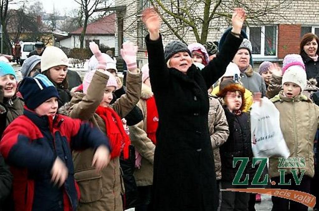 Ar dziesmām, dejām, pašgatavotu darbu aplūkošanu, svētku pankūku un gardumu nobaudīšanu piektdien Jelgavas 2.pamatskolā aizvadīta Masļenica – ziemas pavadīšana pēc krievu tradīcijām. Pasākuma noslēgumā tika sadedzināta ziemu simbolizējošā...