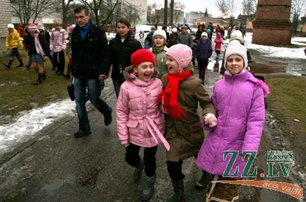 Ar dziesmām, dejām, pašgatavotu darbu aplūkošanu, svētku pankūku un gardumu nobaudīšanu piektdien Jelgavas 2.pamatskolā aizvadīta Masļenica – ziemas pavadīšana pēc krievu tradīcijām. Pasākuma noslēgumā tika sadedzināta ziemu simbolizējošā...