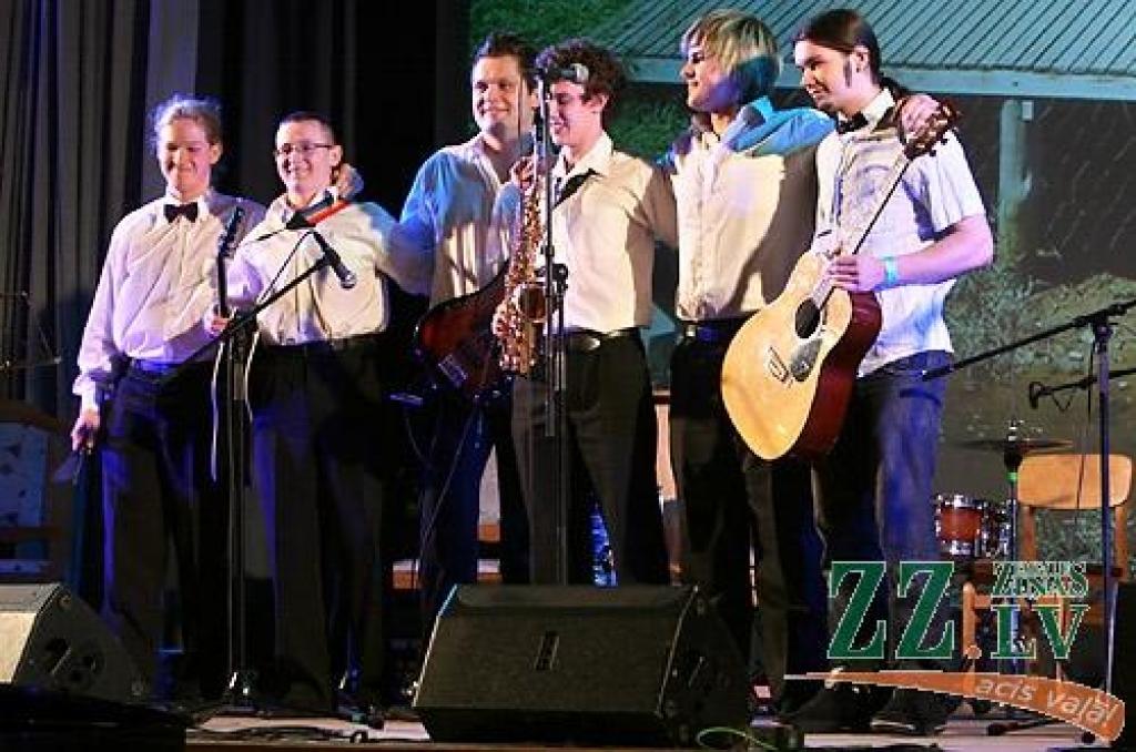 Studentu folkfestivāla 20 gadu jubilejas koncertā Latvijas Lauksaimniecības universitātē trešdienas vakarā izskanēja gan dzejas lasījumi, gan tautā dzirdētas un nedzirdētas dziesmas. 20 dalībnieku konkurencē visaugstāko žūrijas novērtējumu...