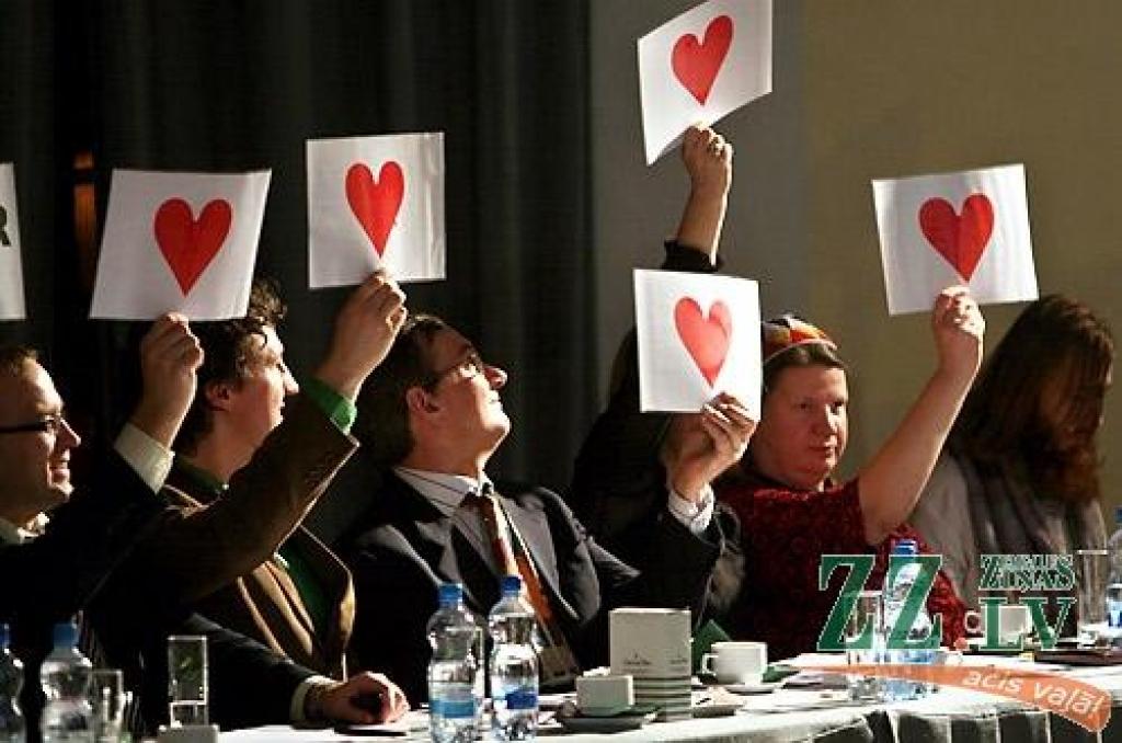 Studentu folkfestivāla 20 gadu jubilejas koncertā Latvijas Lauksaimniecības universitātē trešdienas vakarā izskanēja gan dzejas lasījumi, gan tautā dzirdētas un nedzirdētas dziesmas. 20 dalībnieku konkurencē visaugstāko žūrijas novērtējumu...