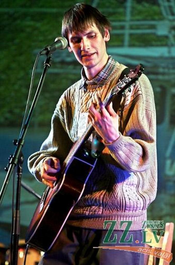 Studentu folkfestivāla 20 gadu jubilejas koncertā Latvijas Lauksaimniecības universitātē trešdienas vakarā izskanēja gan dzejas lasījumi, gan tautā dzirdētas un nedzirdētas dziesmas. 20 dalībnieku konkurencē visaugstāko žūrijas novērtējumu...