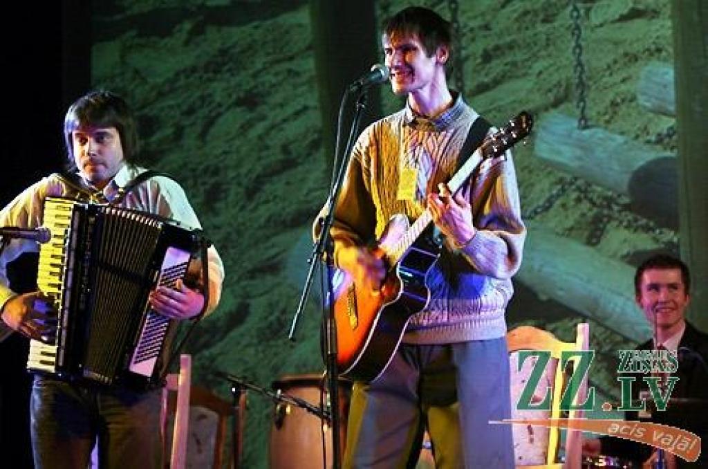 Studentu folkfestivāla 20 gadu jubilejas koncertā Latvijas Lauksaimniecības universitātē trešdienas vakarā izskanēja gan dzejas lasījumi, gan tautā dzirdētas un nedzirdētas dziesmas. 20 dalībnieku konkurencē visaugstāko žūrijas novērtējumu...