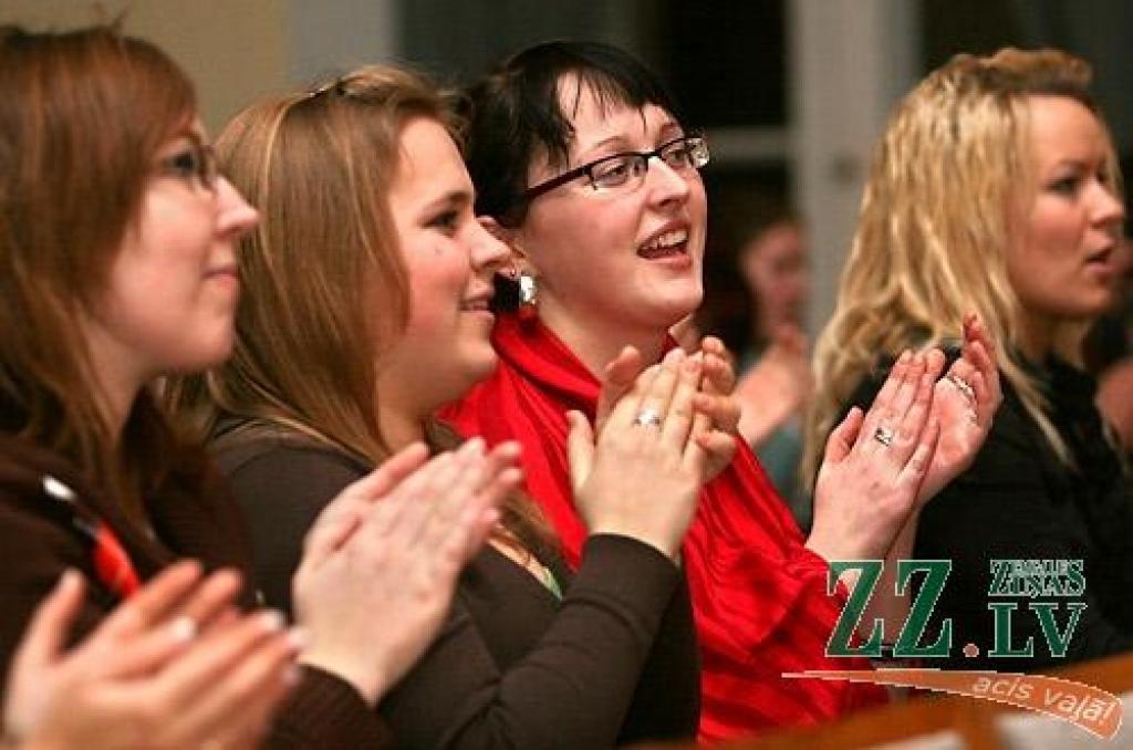 Studentu folkfestivāla 20 gadu jubilejas koncertā Latvijas Lauksaimniecības universitātē trešdienas vakarā izskanēja gan dzejas lasījumi, gan tautā dzirdētas un nedzirdētas dziesmas. 20 dalībnieku konkurencē visaugstāko žūrijas novērtējumu...