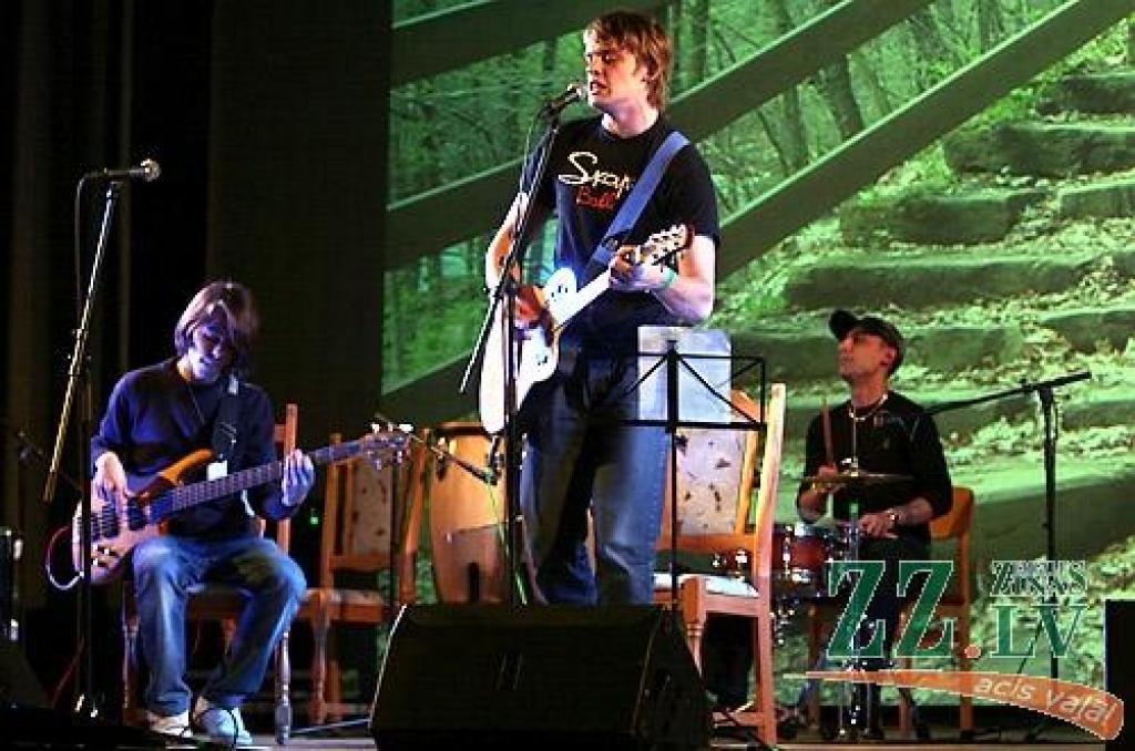 Studentu folkfestivāla 20 gadu jubilejas koncertā Latvijas Lauksaimniecības universitātē trešdienas vakarā izskanēja gan dzejas lasījumi, gan tautā dzirdētas un nedzirdētas dziesmas. 20 dalībnieku konkurencē visaugstāko žūrijas novērtējumu...