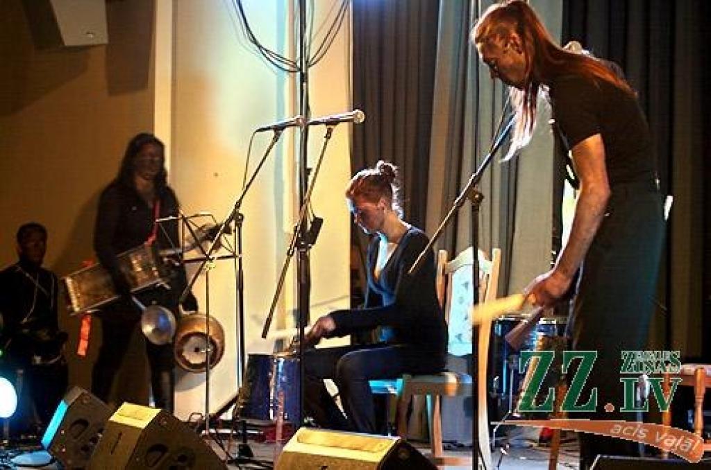 Studentu folkfestivāla 20 gadu jubilejas koncertā Latvijas Lauksaimniecības universitātē trešdienas vakarā izskanēja gan dzejas lasījumi, gan tautā dzirdētas un nedzirdētas dziesmas. 20 dalībnieku konkurencē visaugstāko žūrijas novērtējumu...