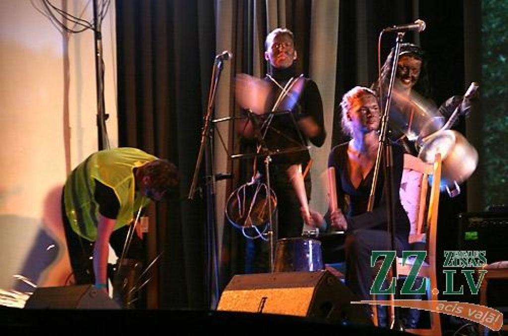 Studentu folkfestivāla 20 gadu jubilejas koncertā Latvijas Lauksaimniecības universitātē trešdienas vakarā izskanēja gan dzejas lasījumi, gan tautā dzirdētas un nedzirdētas dziesmas. 20 dalībnieku konkurencē visaugstāko žūrijas novērtējumu...